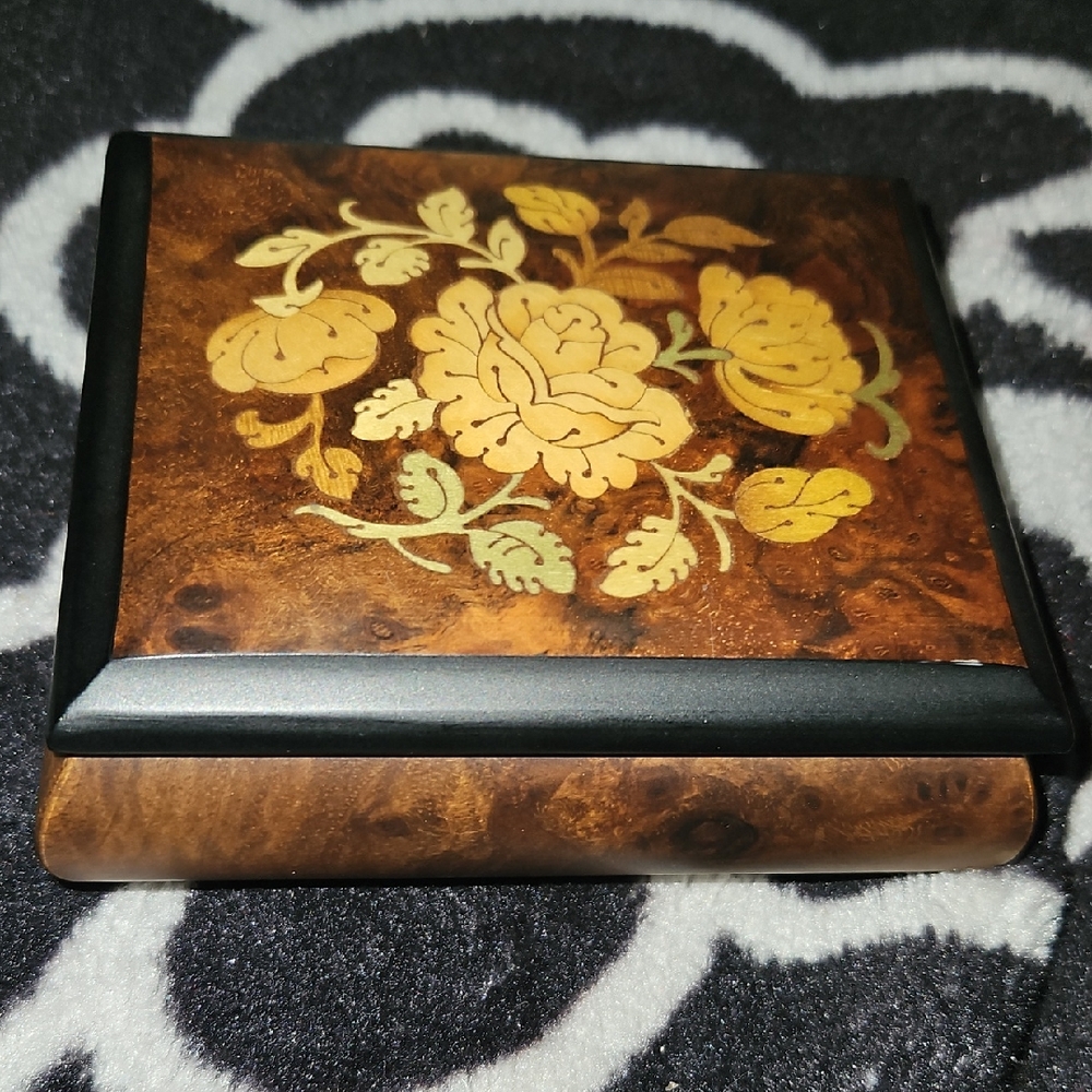 Sankyo Hancrafted Musical Box Italy Works